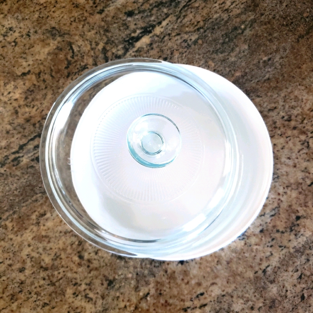 Corningware round dish with glass top